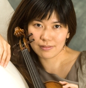 ヴァイオリン：北門郁子 (Ikuko Kitakado)